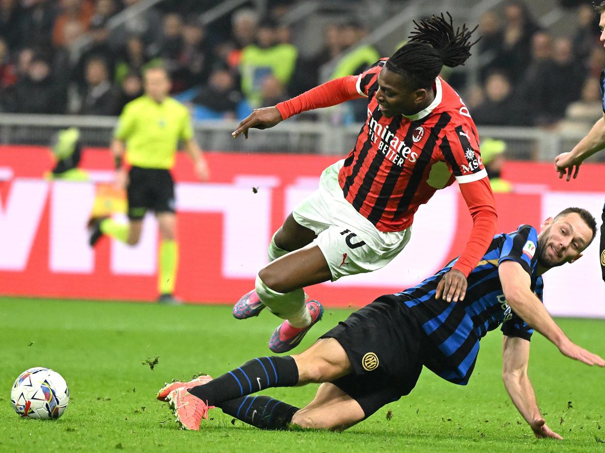 运动员们提 运动员们提